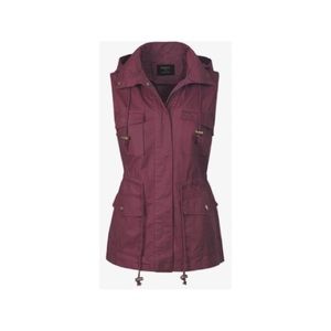 Vest/Utility vest 
size:M
Lightweight with pockets
Mix and Match easily
NWOT!!!